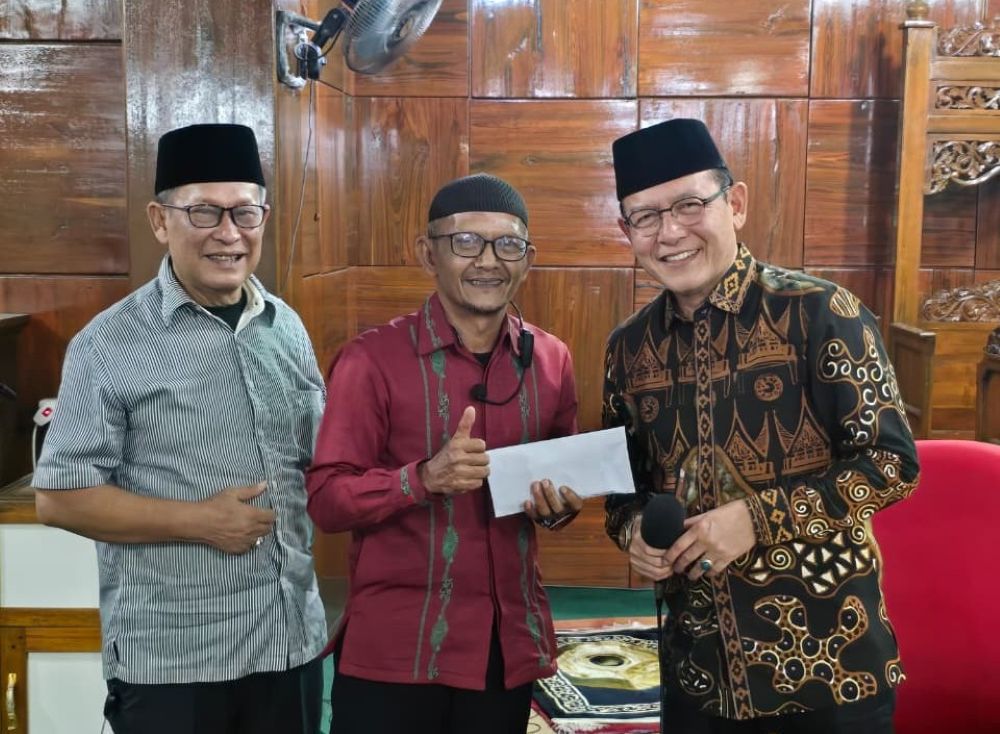 Tarawih Bersama Warga, Wali Kota Zulmaeta Salurkan Bantuan untuk Masjid Muslimin Balai Cacang