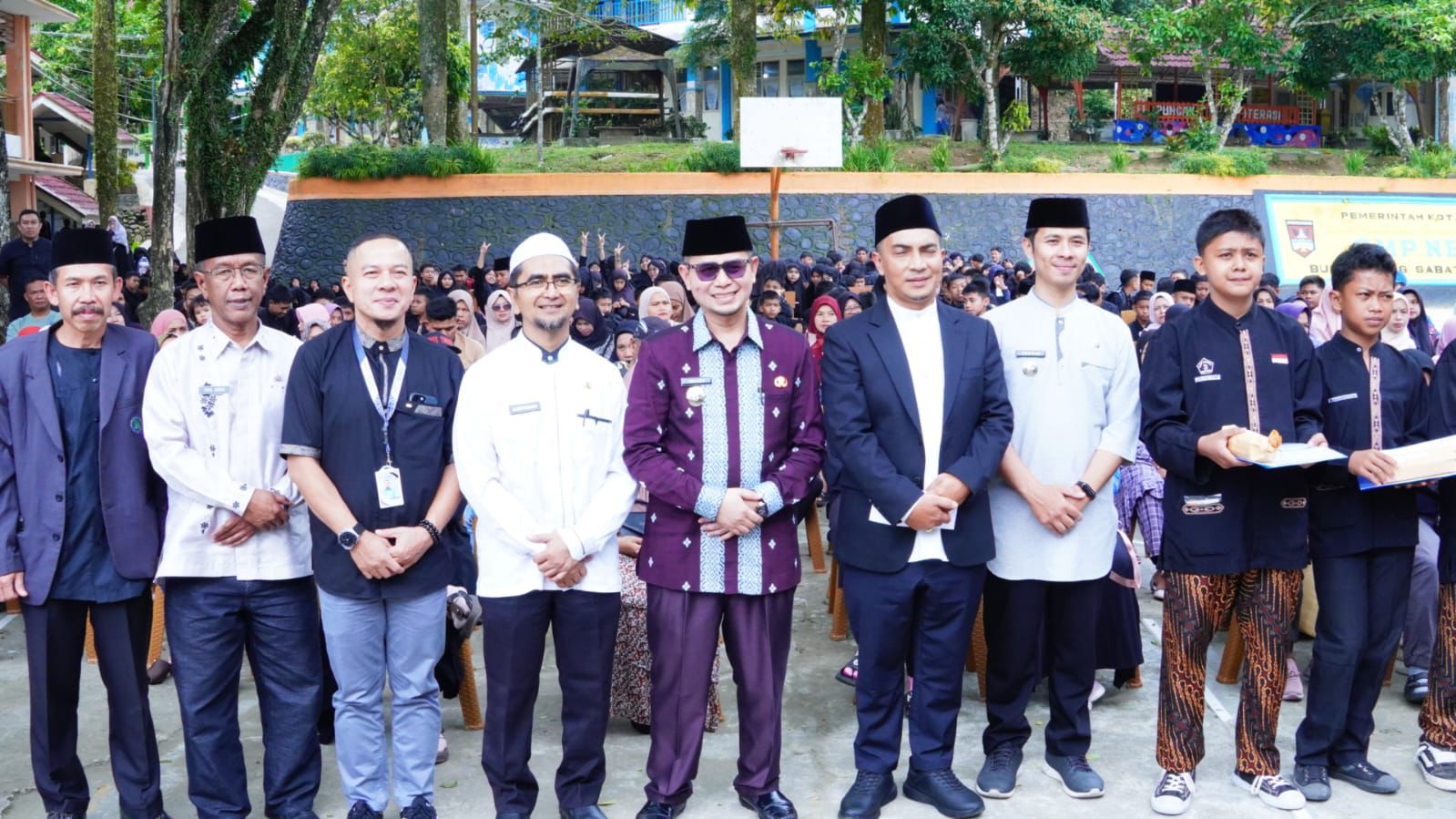 SMPN 3 Bukittinggi Beri Apresiasi Siswa dengan Tabungan Haji Terbanyak dan Gelar Ramadhan Berbagi