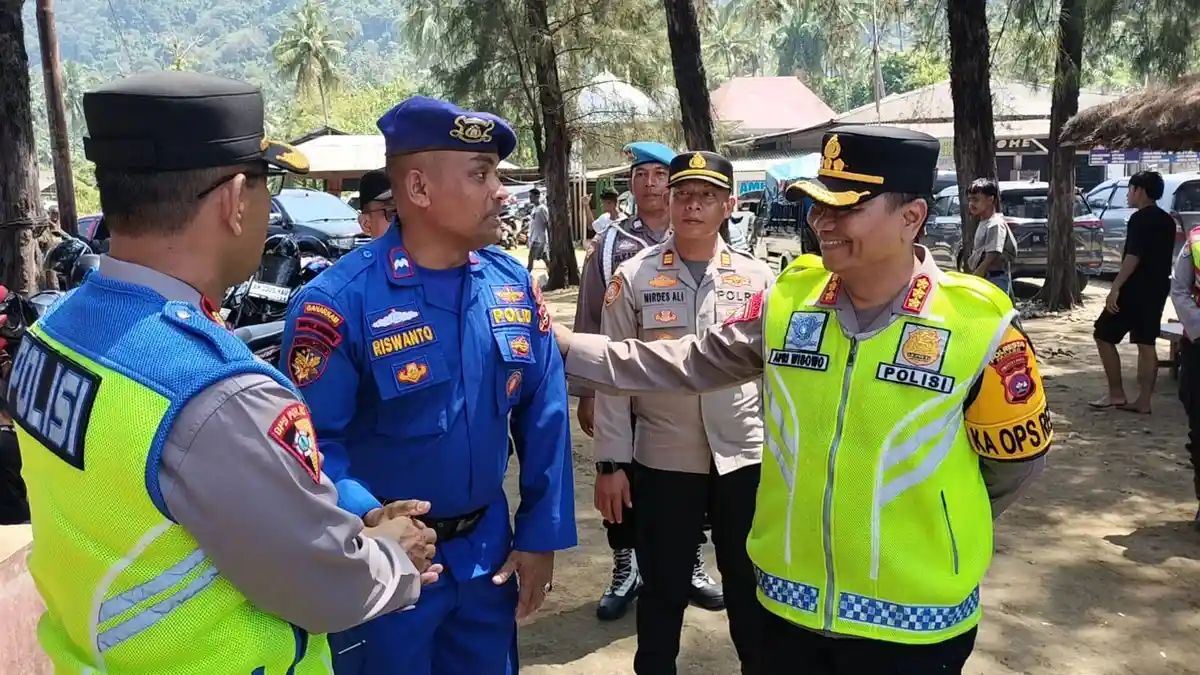 Pantai Air Manis Padang Dipadati Wisatawan, Polisi Siaga Cegah Pungli dan Gangguan Keamanan