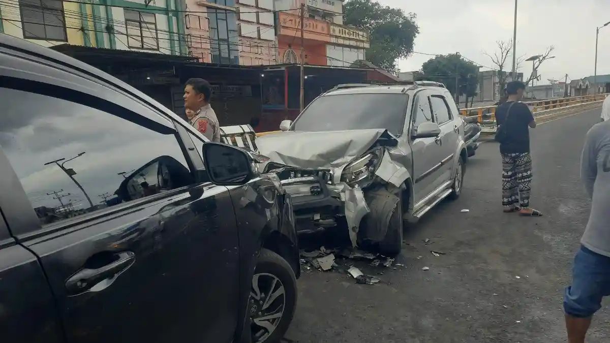 Kecelakaan Terios dan Innova di Fly Over Aur Kuning Bukittinggi, Diduga Sopir Mengantuk