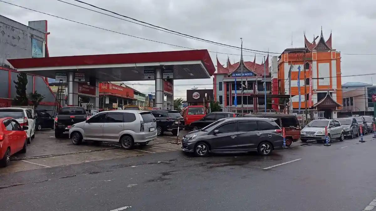 Pertamina Sebut Antrean BBM di SPBU Bukittinggi Masih Normal, Dipicu Aktivitas Warga