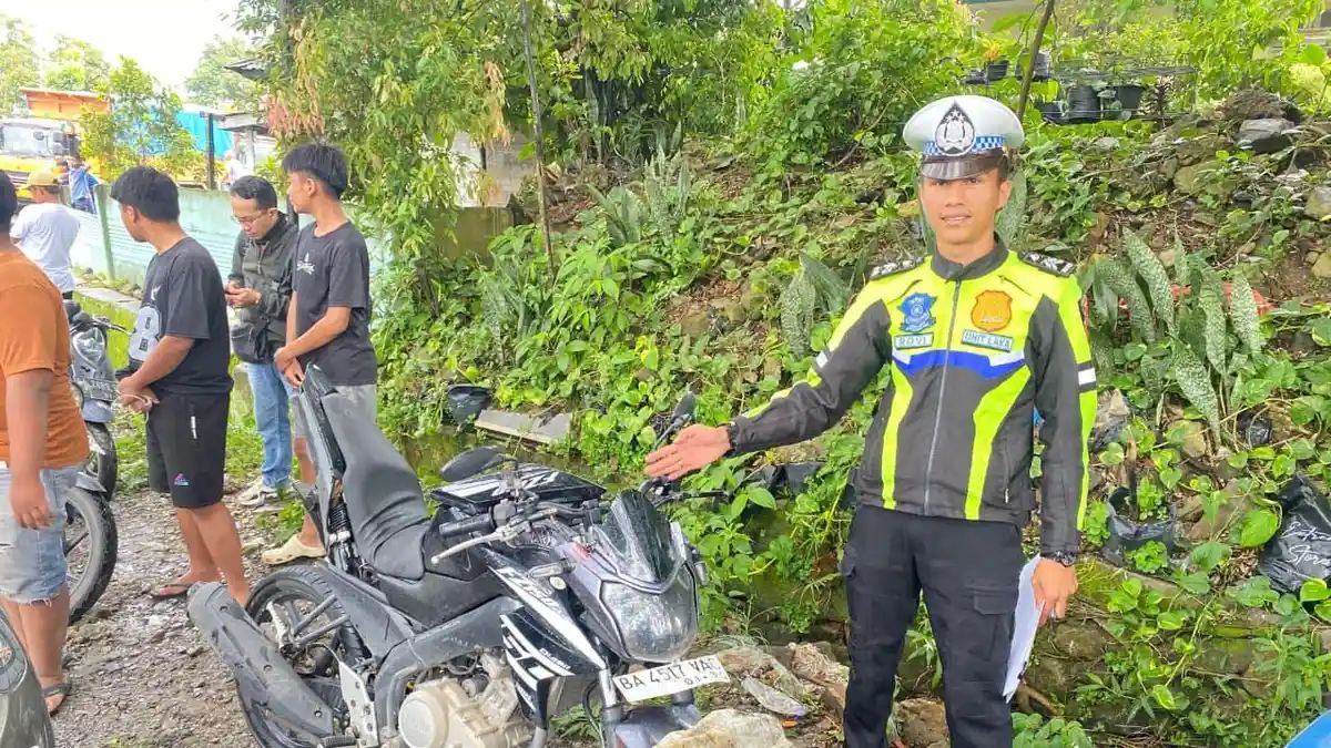 Motor Tergelincir di Jalan Licin, Mahasiswa Asal Dharmasraya Tewas Usai Tabrakan dengan Truk