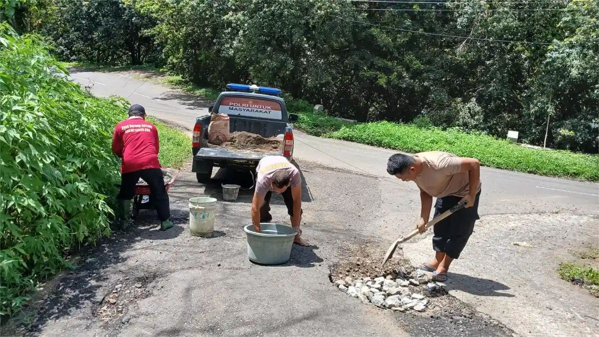 Polisi Tambal Jalan Berlubang di Tanah Datar, Antisipasi Kecelakaan Pengendara