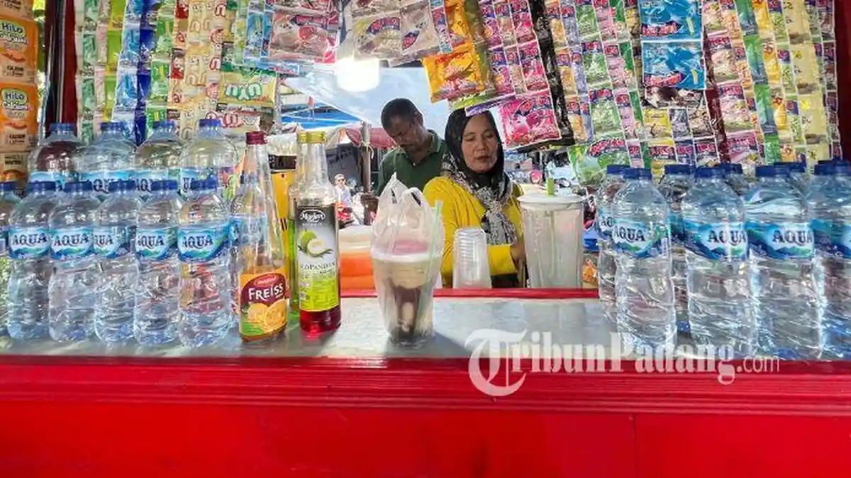 Harga Plastik Naik Drastis di Padang, Pedagang Terpaksa Naikkan Harga Jual