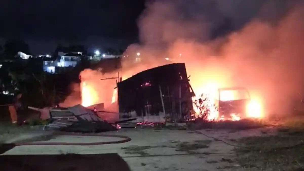 Kebakaran di Bukittinggi, Mobil L300 dan Bangunan Darurat Hangus Dilalap Api