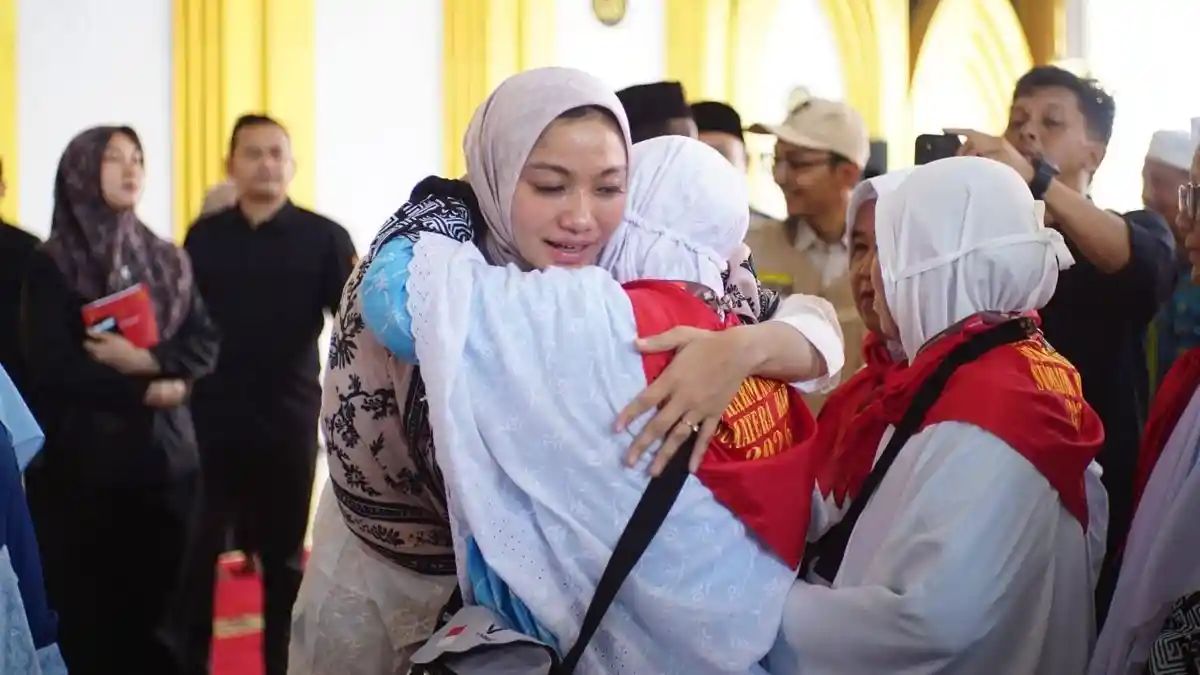 Bupati Annisa Lepas 83 Jemaah Haji Dharmasraya, Titip Doa untuk Kemajuan Daerah