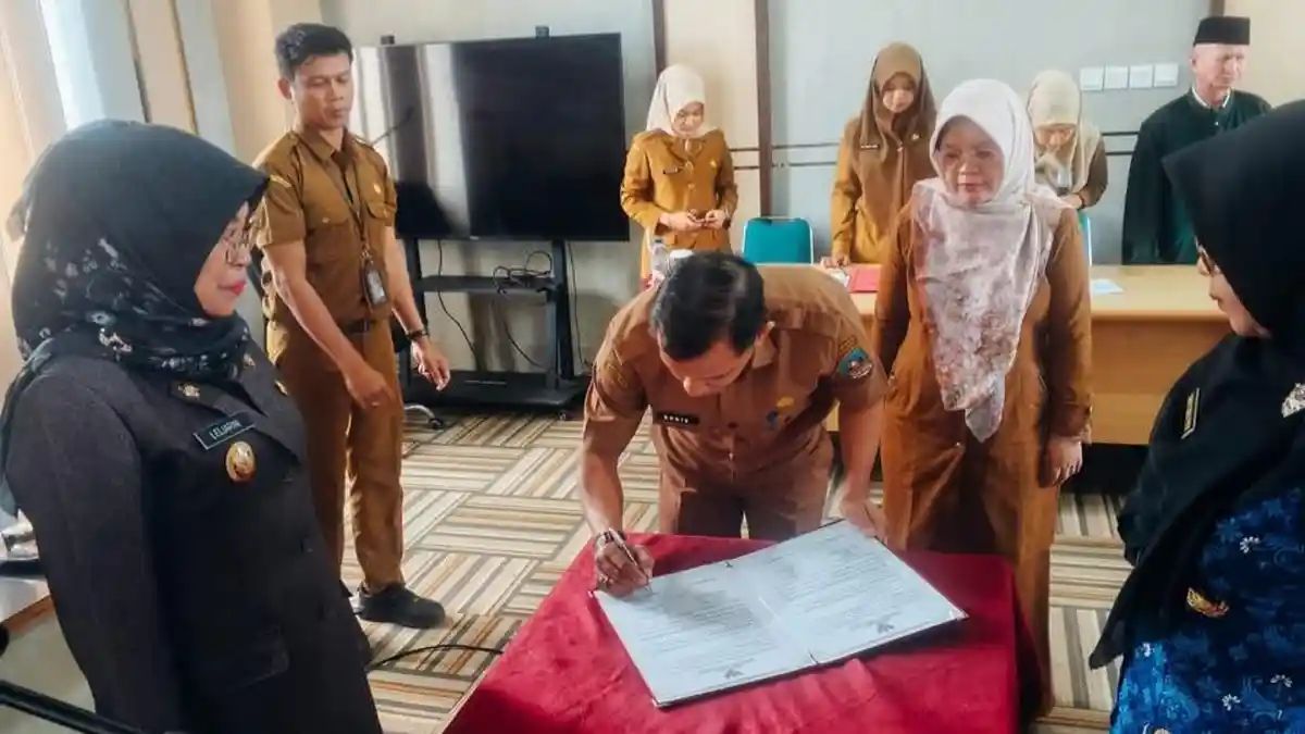 Wabup Dharmasraya Leli Arni Lantik Pejabat Baru, Tekankan Pelayanan Publik dan Kesehatan Humanis